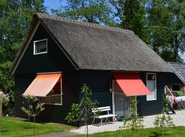 A cosy house close to Giethoorn and the Weerribben Wieden National Park with a boat available hire, hotel with parking in Giethoorn