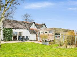 Quaint Holiday Home with sauna and Jacuzzi, Ferienhaus in Gerkesklooster