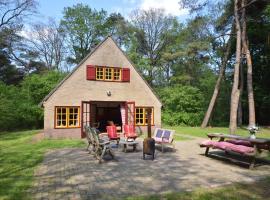 Detached holiday home surrounded by nature, atostogų namelis mieste Zuidwolde