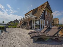 Beautiful villa with sunshower and terrace at the Tjeukemeer、Delfstrahuizenのホテル