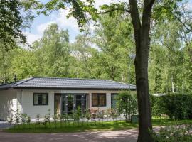 Tidy chalet with dishwasher, surrounded by forest, semesterhus i De Bult