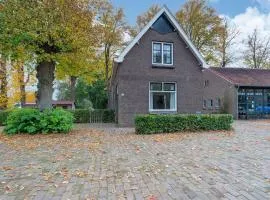 Cozy Holiday Home by the Canal in Dwingeloo