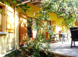 Romantic cottage in the Ardeche with free WiFi and TV, holiday rental in Vernoux-en-Vivarais
