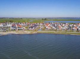 Detached holiday home on the Markermeer, near Amsterdam, hotel in Uitdam