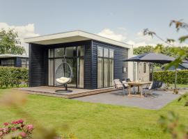 Modern bungalow with nice garden at forest edge, hotel in Rijssen