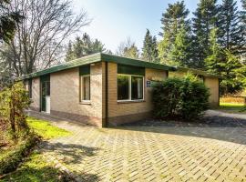 Cozy home with lots of privacy, in the forest, feriehus i De Bult