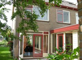 Tranquil holiday home in West Gradijk, hotel with parking in West-Graftdijk