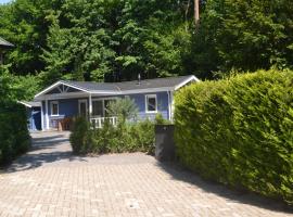 Lovely chalet with covered terrace in a holiday park on the edge of the forest, holiday home in Rhenen