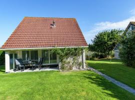 Superb holiday home near the Lauwersmeer, hotell sihtkohas Oostmahorn