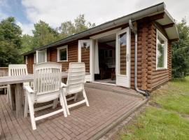 Wooden tree trunk bungalow at fish pond, hotel con estacionamiento en De Kolonie