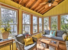 High-End Canalfront Paradise with Dock and Kayaks!, hôtel à Kill Devil Hills