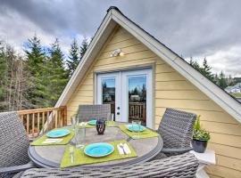 Charming Port Angeles Studio with Deck and Views!, appartamento a Port Angeles