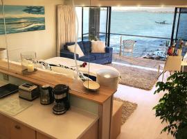 185 on BEACH Boutique Suites, hotel di Gordonʼs Bay