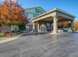 Holiday Inn Express Hotel & Suites Oshkosh - State Route 41, an IHG Hotel โรงแรมในออชคอช