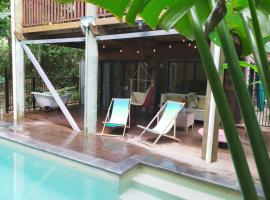 TreeTops By The Sea: Your Family Holiday Escape!, hotel a Mission Beach