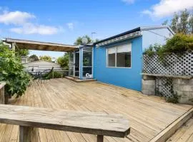 The Wee Blue Bach - Waikanae Beach Holiday Home