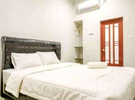 Rudi Rooms near Stasiun Cikarang Mitra RedDoorz, hotel s parkiralištem u Jakarti