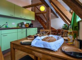 Romantische Ferien auf dem nachhaltig ökologisch sanierten Bauernhof, cheap hotel in Ebersbach
