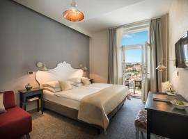 Hotel Lungomare Opatija - Liburnia, מלון באופטייה