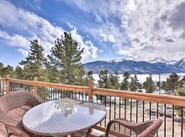 Gorgeous Twin Lakes Home with Deck Overlooking Mtns!, vila di Twin Lakes