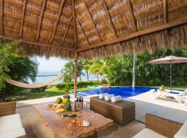 The ocean is my home! Large house by the beach with private pool & jacuzzi, maison de vacances à La Cruz de Huanacaxtle
