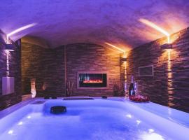 CHAPLIN Luxury Holiday House, hotel with hot tubs in Viterbo