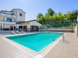 Villa Santoro ai TRE Ulivi con Piscina Privata โรงแรมที่มีที่จอดรถในCaiazzo