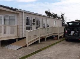 PRIVATELY OWNED Stunning Caravan Seawick Holiday Park St Osyth, hotel in Jaywick Sands