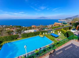 Estate4home - Villa Luisa Play&Pool: SantʼAgata sui Due Golfi'de bir otel