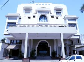 HOTEL RAJMAHAL, hotel para famílias em Moradabad