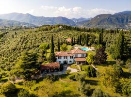 PODERI LA ROCCHETTA Luxury Villa on the Hills of Lake Garda – hotel z basenem w mieście San Felice del Benaco