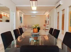 Apartamento alto padrão com 3 suítes, sala 3 ambientes todos com ar, ambientes novos e moderno.