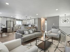 @ Marbella Lane - 4BR Executive House Ldry + P, holiday home in Arvada