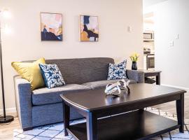 Modern Cozy next to Microsoft, Queen Bed, Parking, hotell i Bellevue