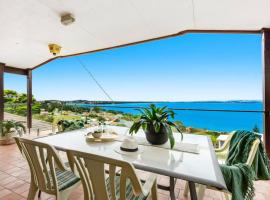 Spectacular Lake and Ocean View Holiday Home, casa per le vacanze a Lake Heights