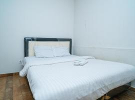 77 Guest House Serpong Mitra RedDoorz, хотел с паркинг в Джакарта