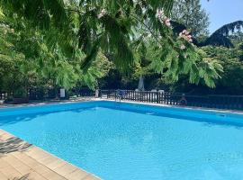 Fattoria la Marsiliana Villa Sleeps 2 with Pool and Air Con: Fattoria la Marsiliana'da bir otel