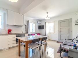 Bright & Cozy Flat - 2 mins to the Town, hotell med parkeringsplass i Ándros