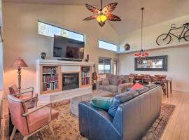 Flagstaff Getaway with Patio about 2 Mi to Downtown!، فندق في فلاغستاف