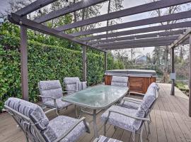 Hot Tub and Views Spacious Getaway on Rogue River, hotel en Grants Pass