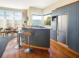 Waterfront 2-bed cottage, Karaka Bays, beach rental in Wellington