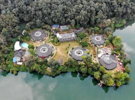 Fish Tail Lodge: Pokhara şehrinde bir otel