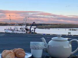 On The Harbour - unrivalled views of Amble's harbour and estuary, hotel in Amble