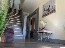 Centrally Located 5BR house in Niagara Falls, hotel din Niagara Falls