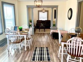 6BR Retreat-Great for Reunions and Getaways minutes from Niagara Falls, caba&ntilde;a o casa de campo en Niagara Falls