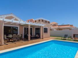 Villa with private pool, near beach and golf Caleta de Fuste- Villa Charlotte, golf hotel in Costa de Antigua