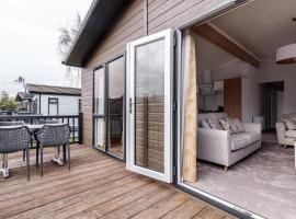Roydon Marina Village Lodges, cabin in Roydon