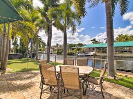 Sunny Waterfront Home by West Palm with Hot Tub!, holiday home in Lake Worth