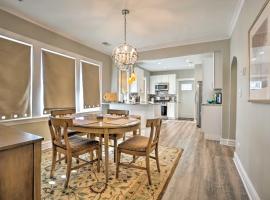 Family Apartment with Deck and Yard Near Northwestern, hotel cerca de Museo Mitchell de los Indios Americanos, Evanston