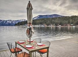Serenity at Scenic Bay Floating Cottage with Views!, hotelli, jossa on pysäköintimahdollisuus kohteessa Bayview